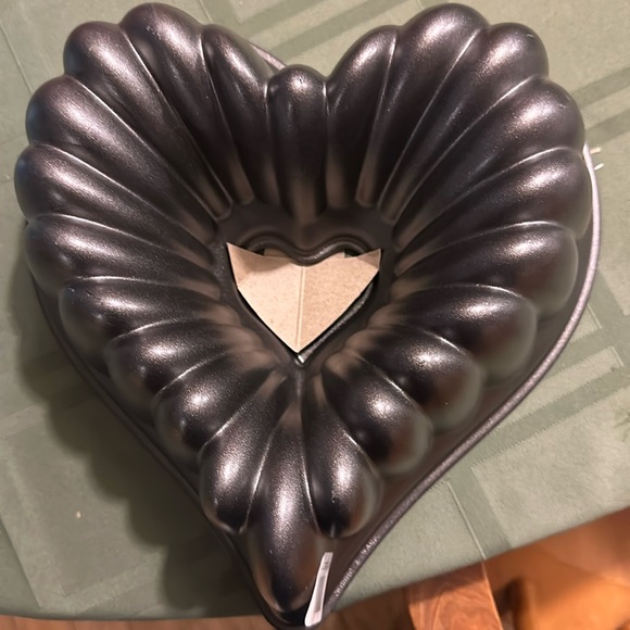 New Nordiware Elegant Heart Bundt Pan